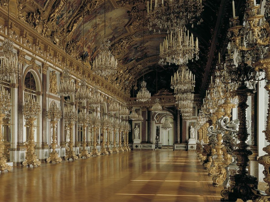 Зеркальная галерея Версальского дворца внешне