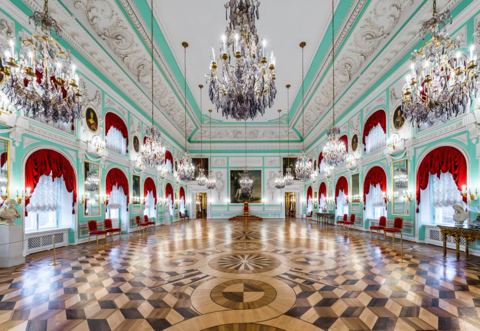 Большой дворец в Петергофе картинный зал