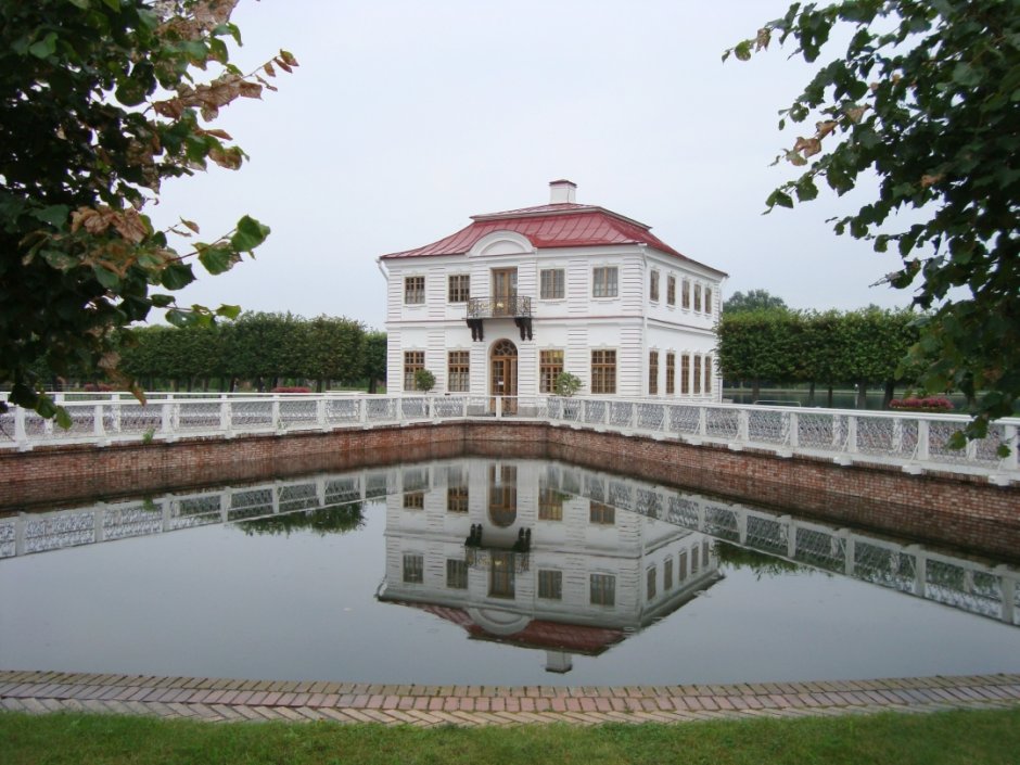 Дворец Монплезир в Петергофе осенью