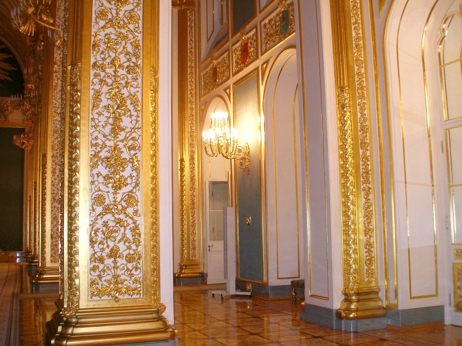 Золотая комната с колоннами