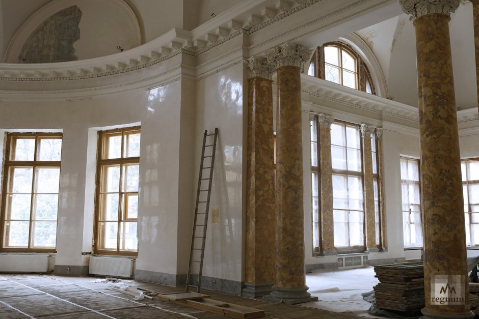 Полукруглый зал Александровского дворца