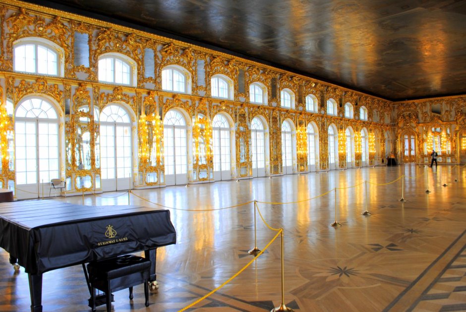 Тронный зал в большом Петергофском Дворце