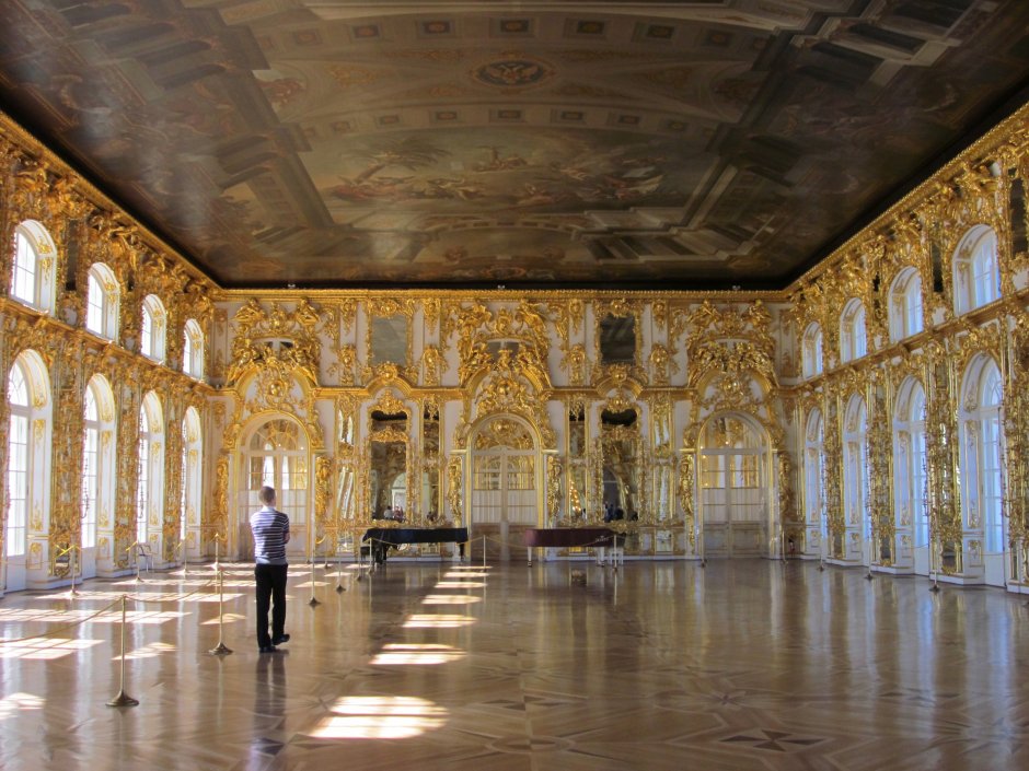 Большой зал Екатерининского дворца в Петергофе