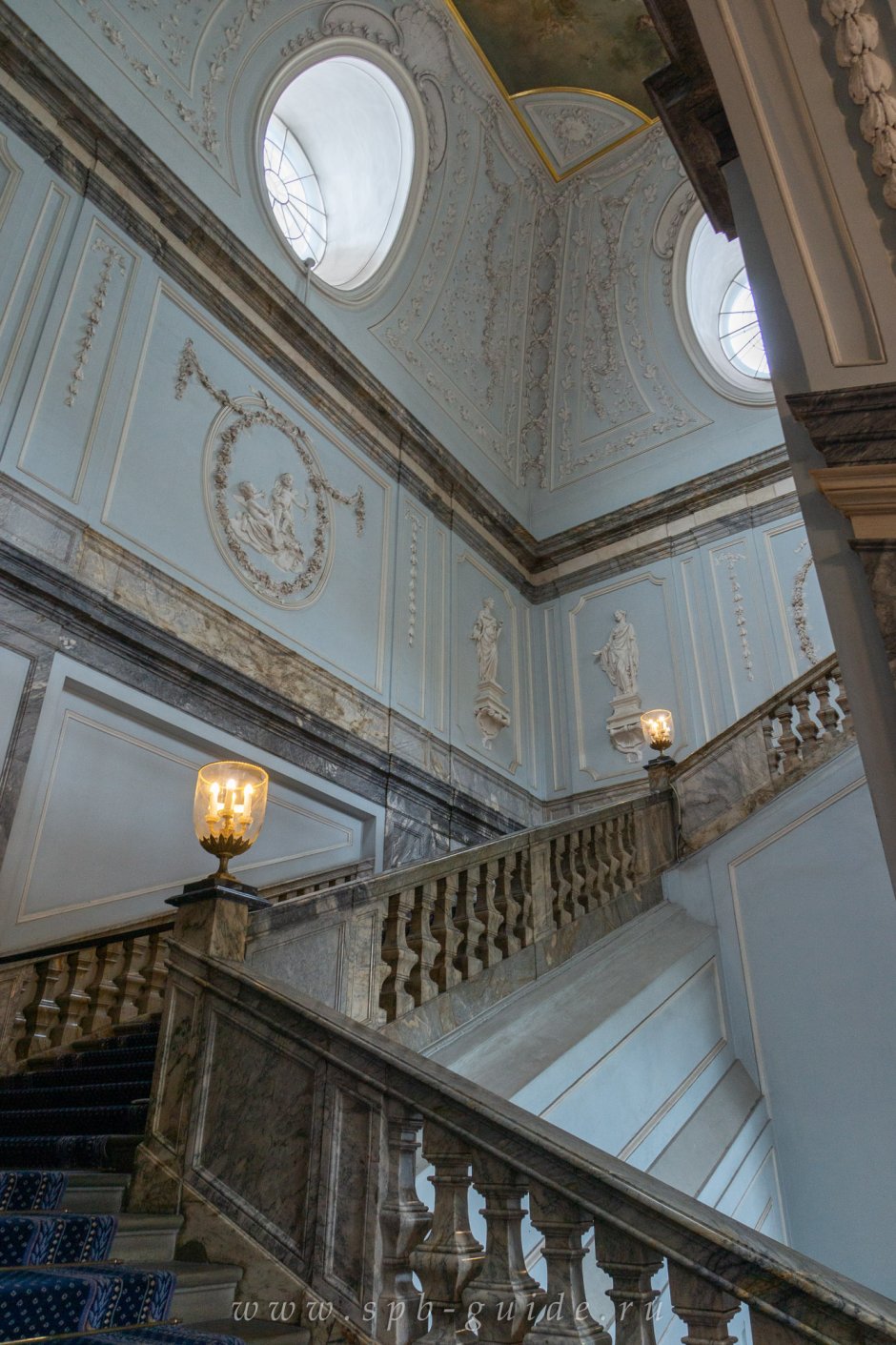 Мраморный дворец парадная лестница