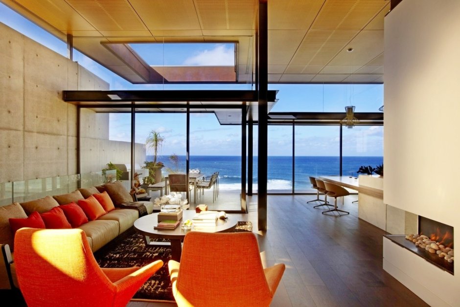 Дом с панорамными окнами на берегу океана