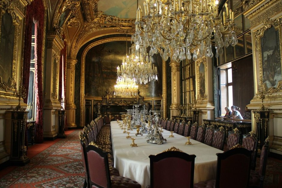 Дворец-музей Лувр в Париже
