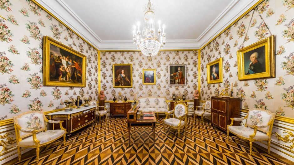 Большой Петергофский дворец внутри кабинет императрицы