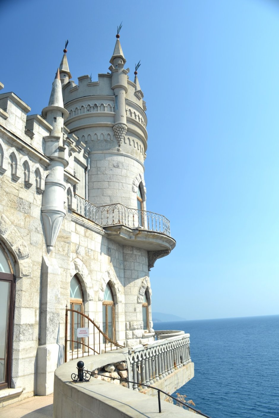Интерьеры замка Ласточкино гнездо Крым (40 фото)