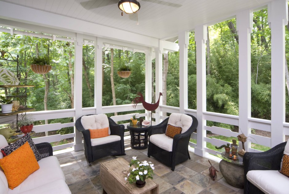 Интерьер террасы пристр к дому из белого цвета и натуральн дерева