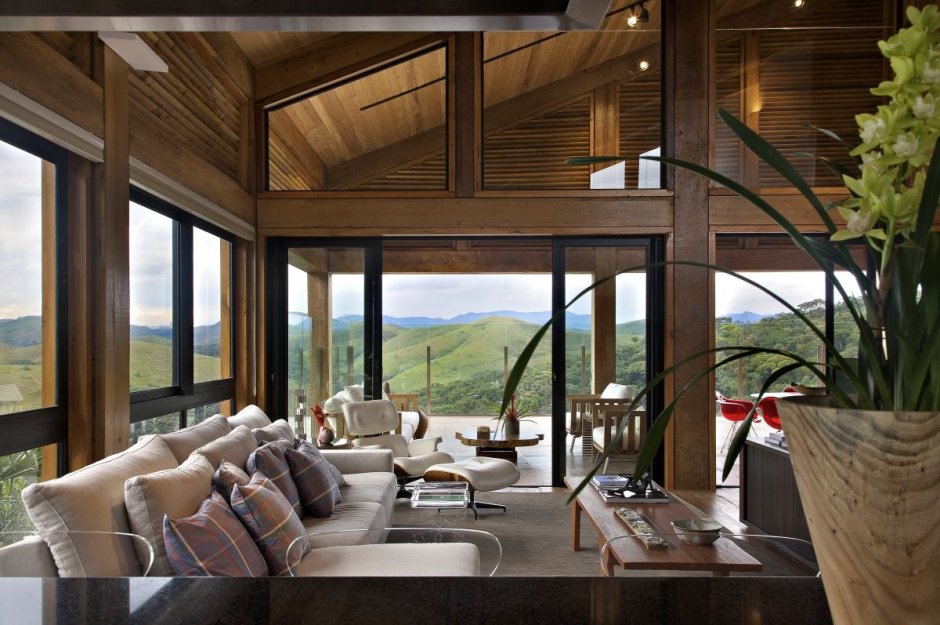 Дом в горах с панорамными окнами