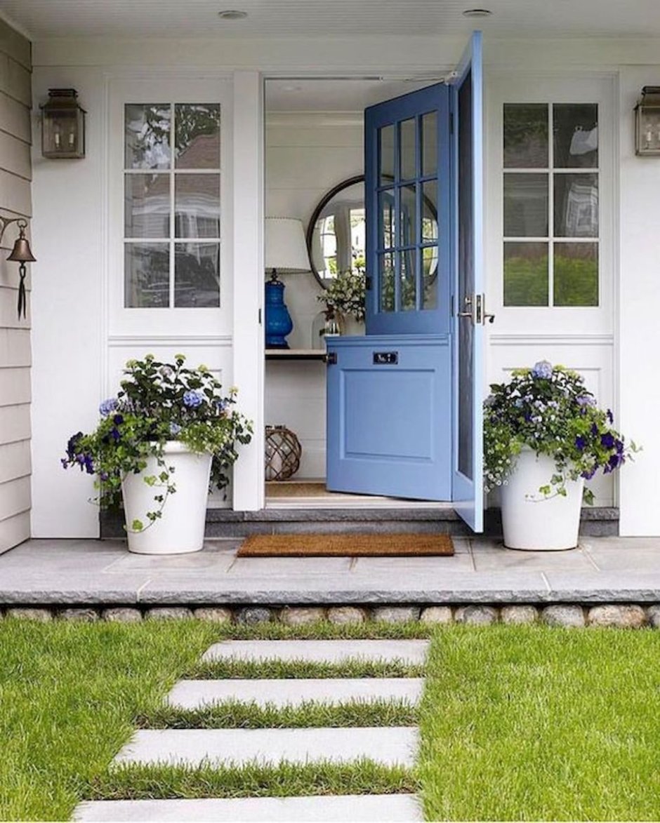 Синяя входная дверь в дом