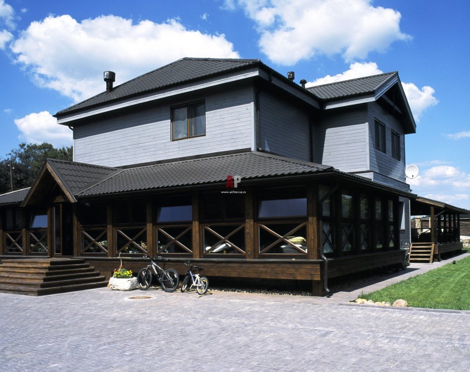 Фасад дома с террасой