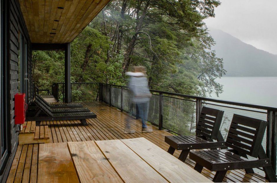 Домик с террасой с видом на лес
