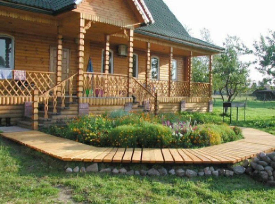 Загородный деревянный дом с террасой