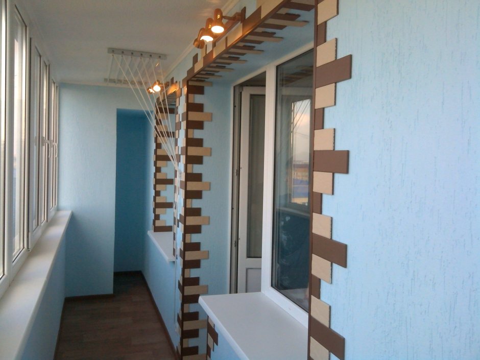 Декоративная отделка стен на балконе