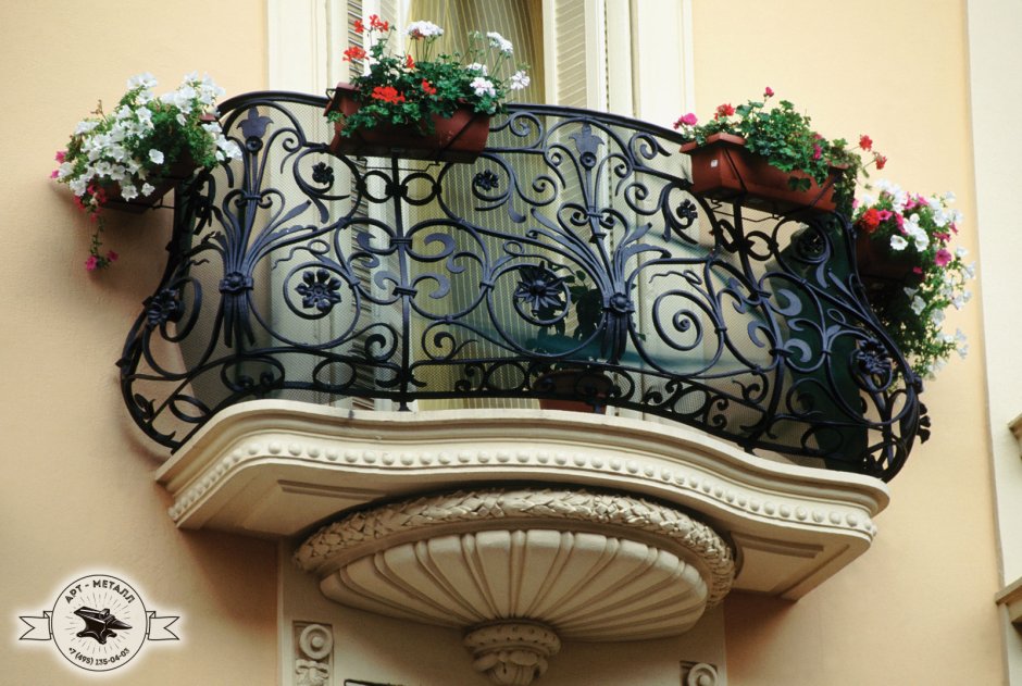 Декоративный кованый балкон