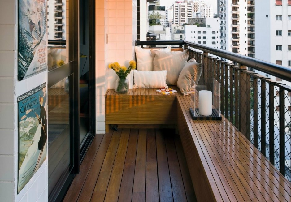 Застекленный балкон с цветами