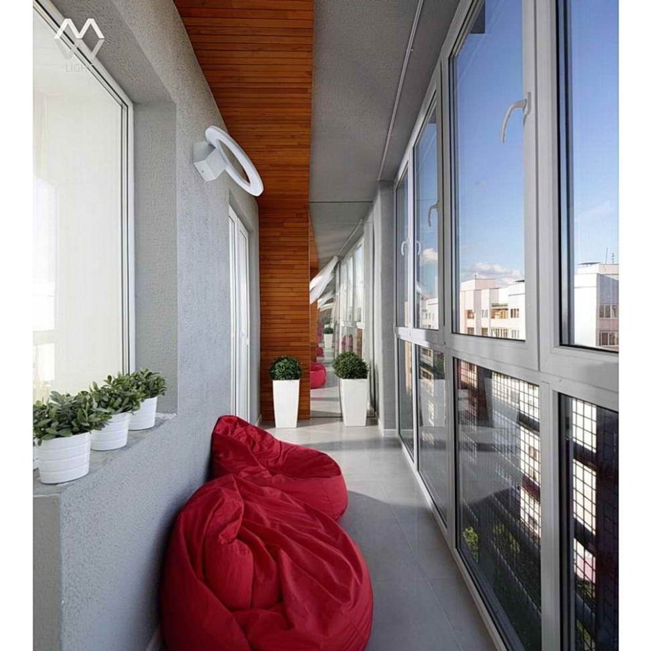 Отделка балкона с панорамным остеклением (93 фото)