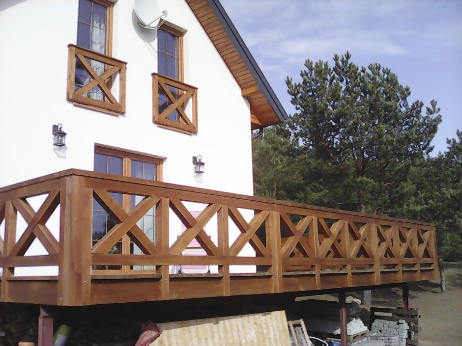 Дом деревянный веранда балкон и далее до забор гараже