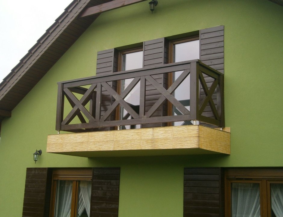 Деревянное ограждение балкона