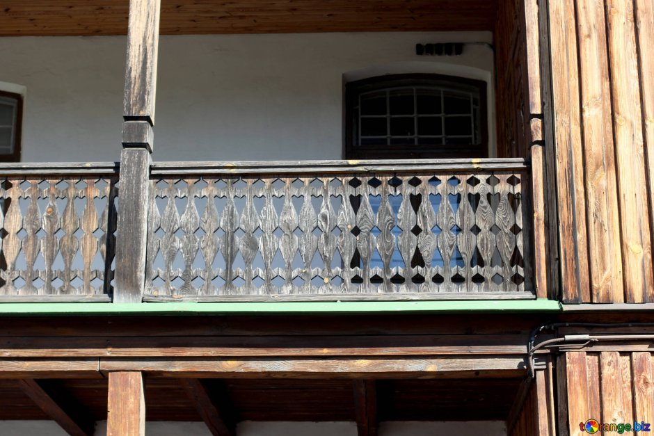 Старинный деревянный балкон