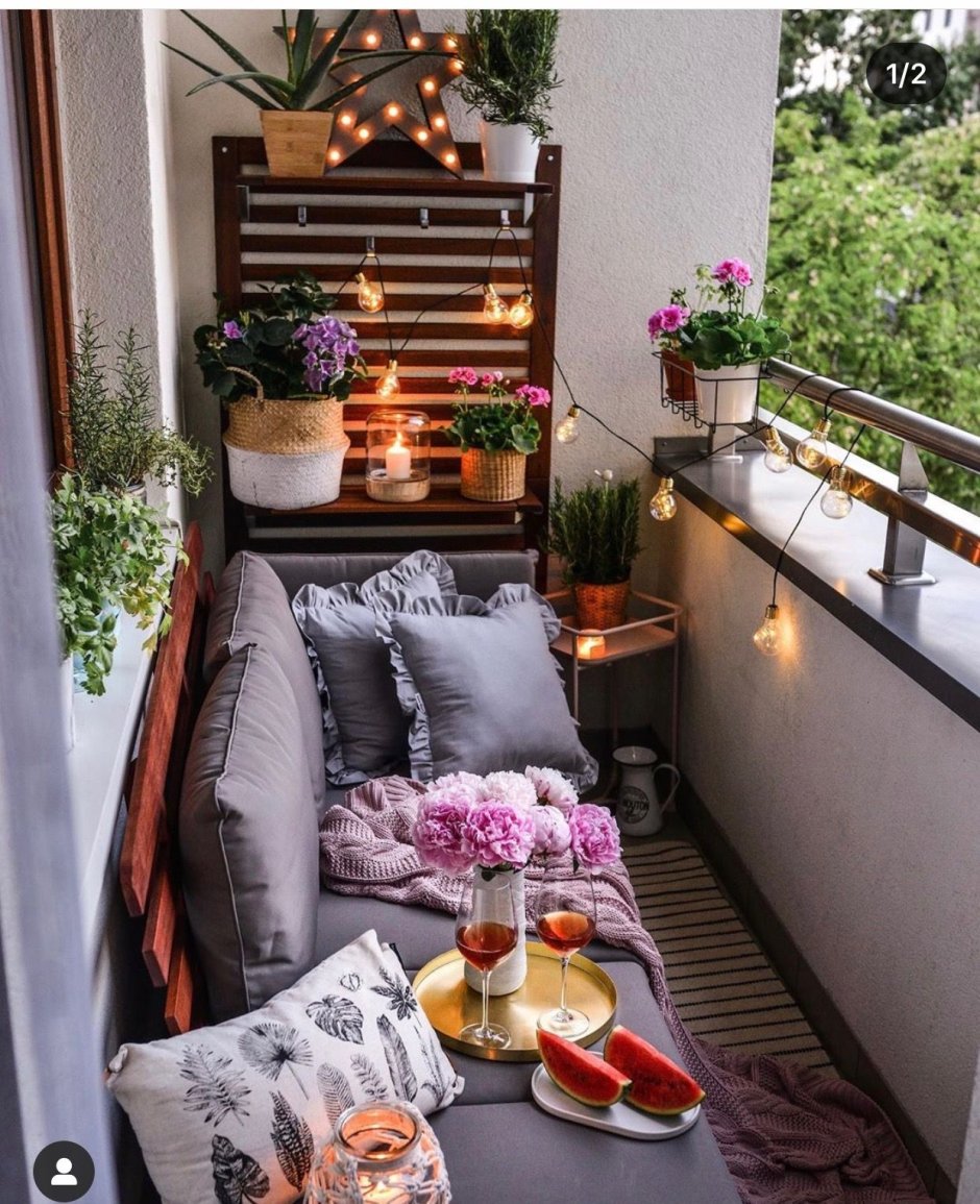 Уютный балкон со столиком