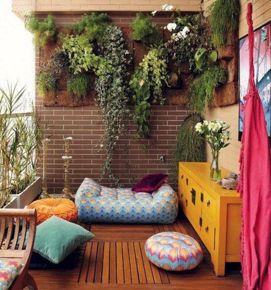 Уютный балкон летом