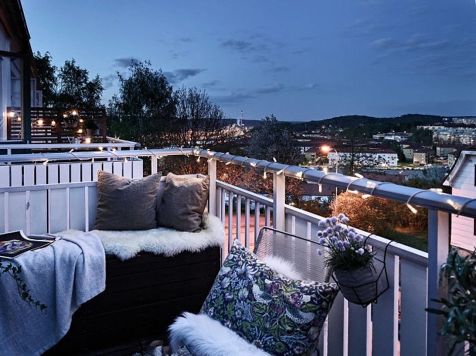 Вечерний уютный балкон с красивым видом
