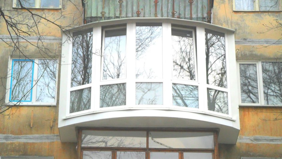 Застекленный полукруглый балкон