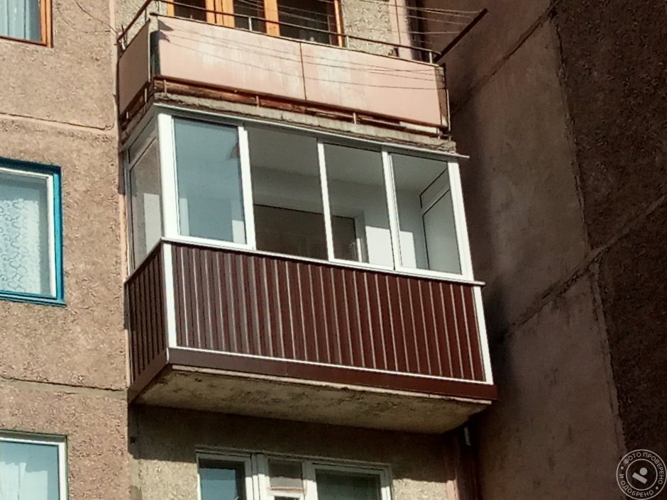 Красный балкон снаружи