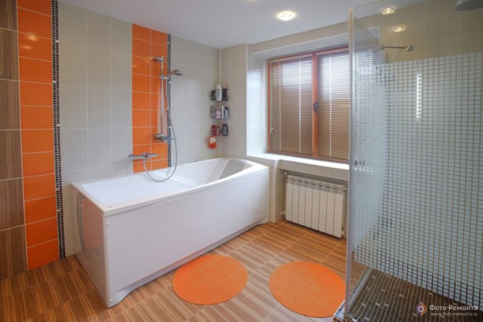 Ванная комната с оранжевым полом