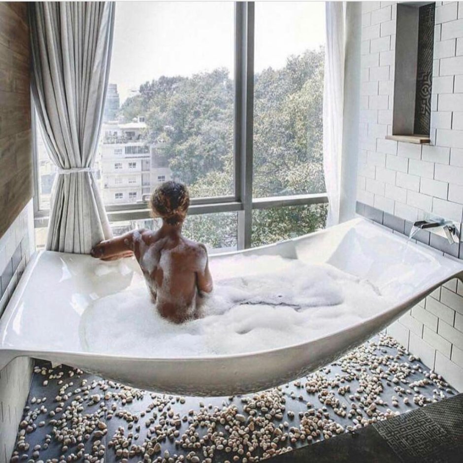 Девушка в ванне и панорамными окнами