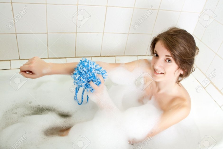 Девушка в ванне с цветами