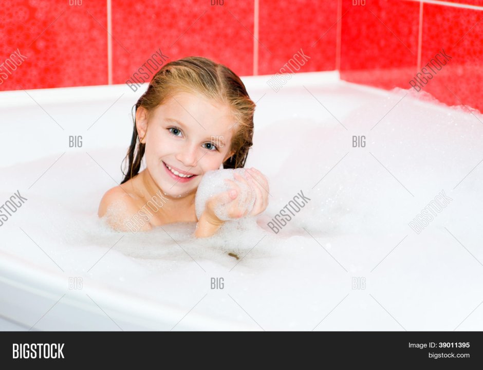 Девочка даун в ванне