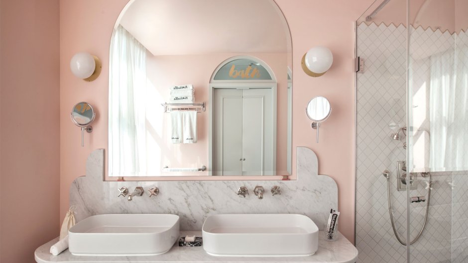 Декор в розово- серой ванной комнате