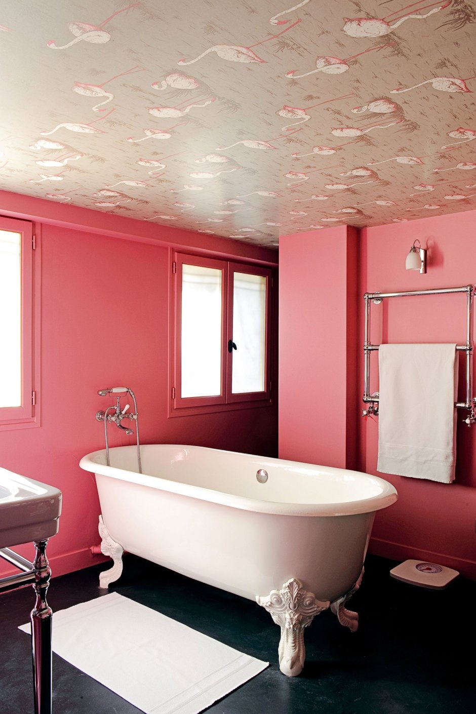 Окрашенный потолок в ванной
