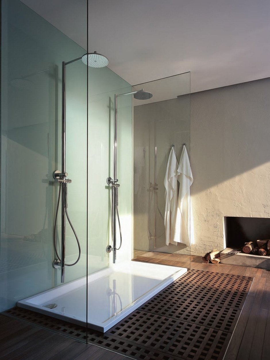 Ванная комната со стеклянным душем