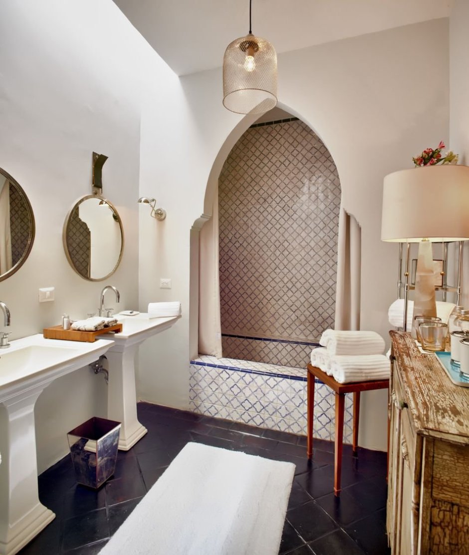Интерьер ванны с душевой в марокканском стиле