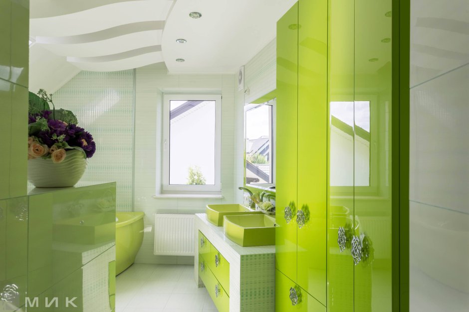 Ванная комната в фиолетовых оранжевых и зеленых тонах