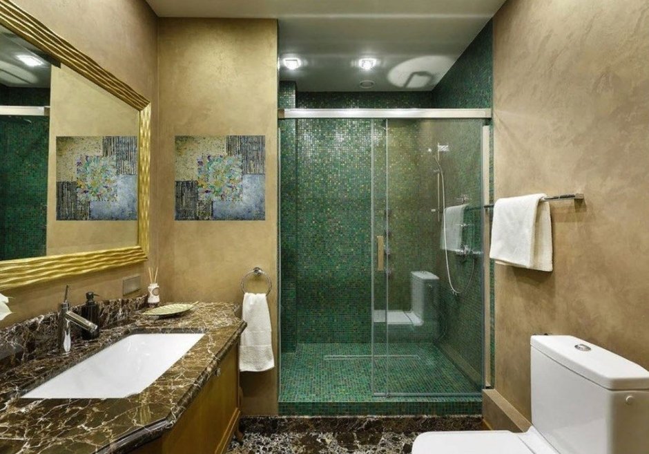 Ванная комната с душевой с зеленой