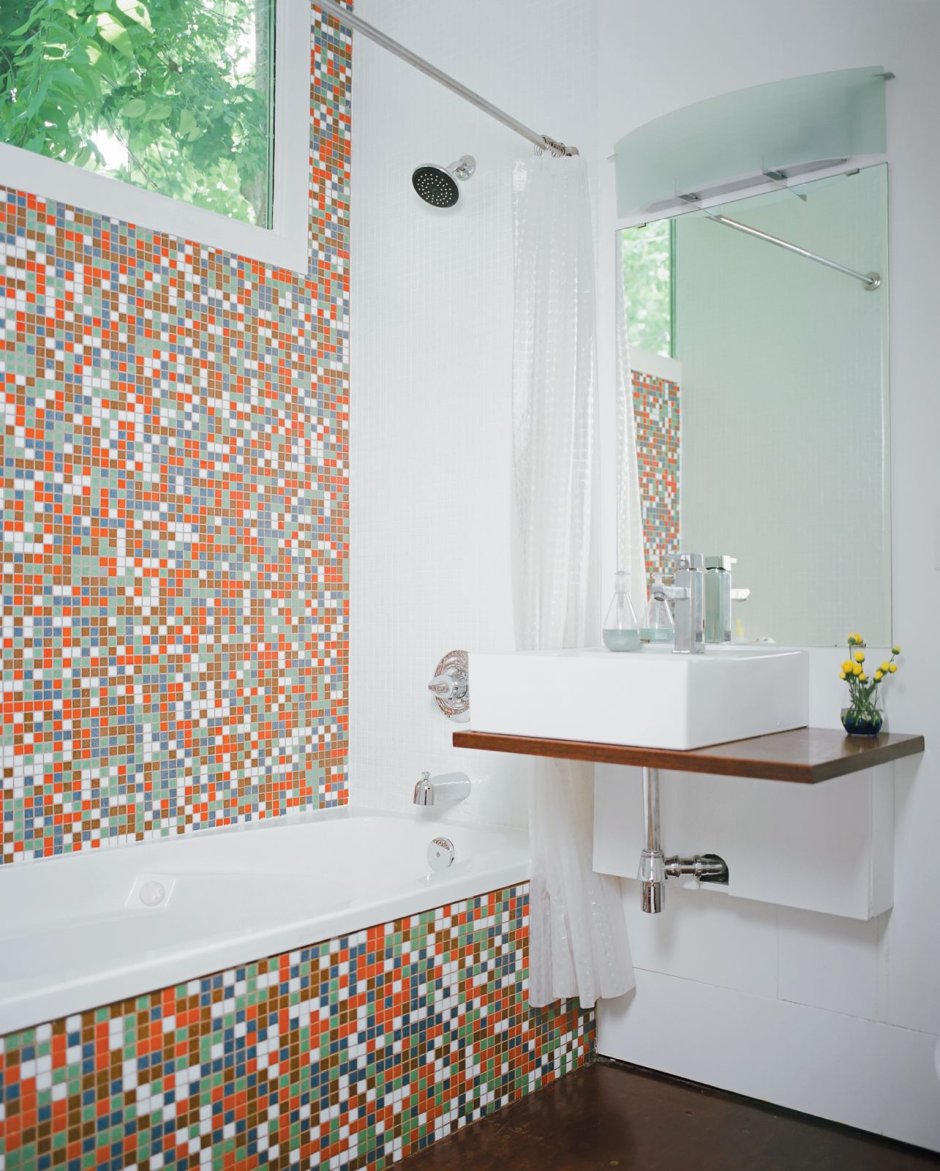 Вертикальная мозаика в ванной