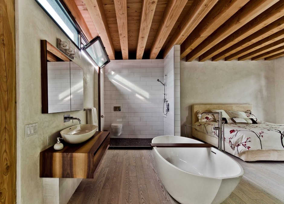 Ванная с деревянным потолком