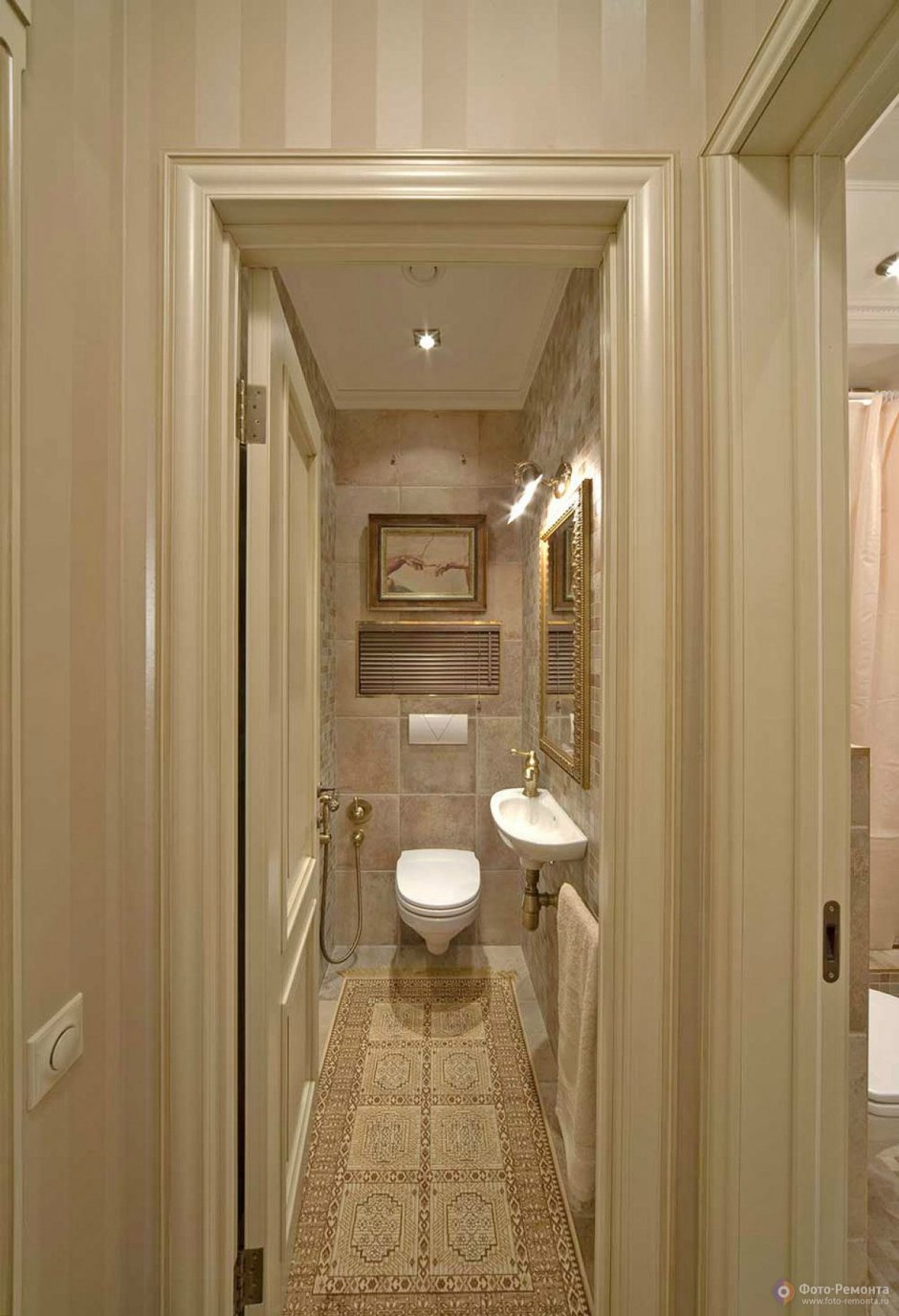 Туалет узкий в стиле классика