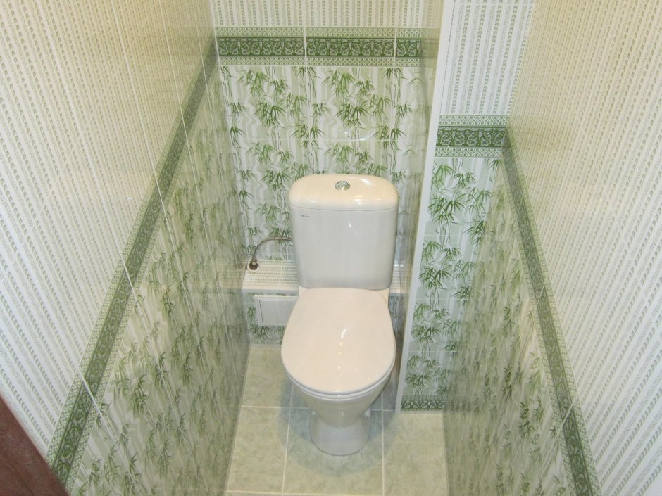Интерьер туалета с панелями