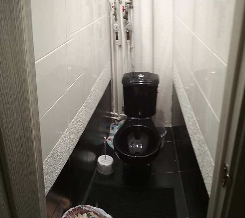 Черные трубы в туалете