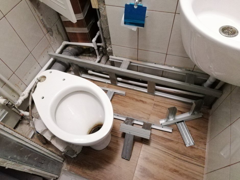 Спрятать сантехнику в туалете