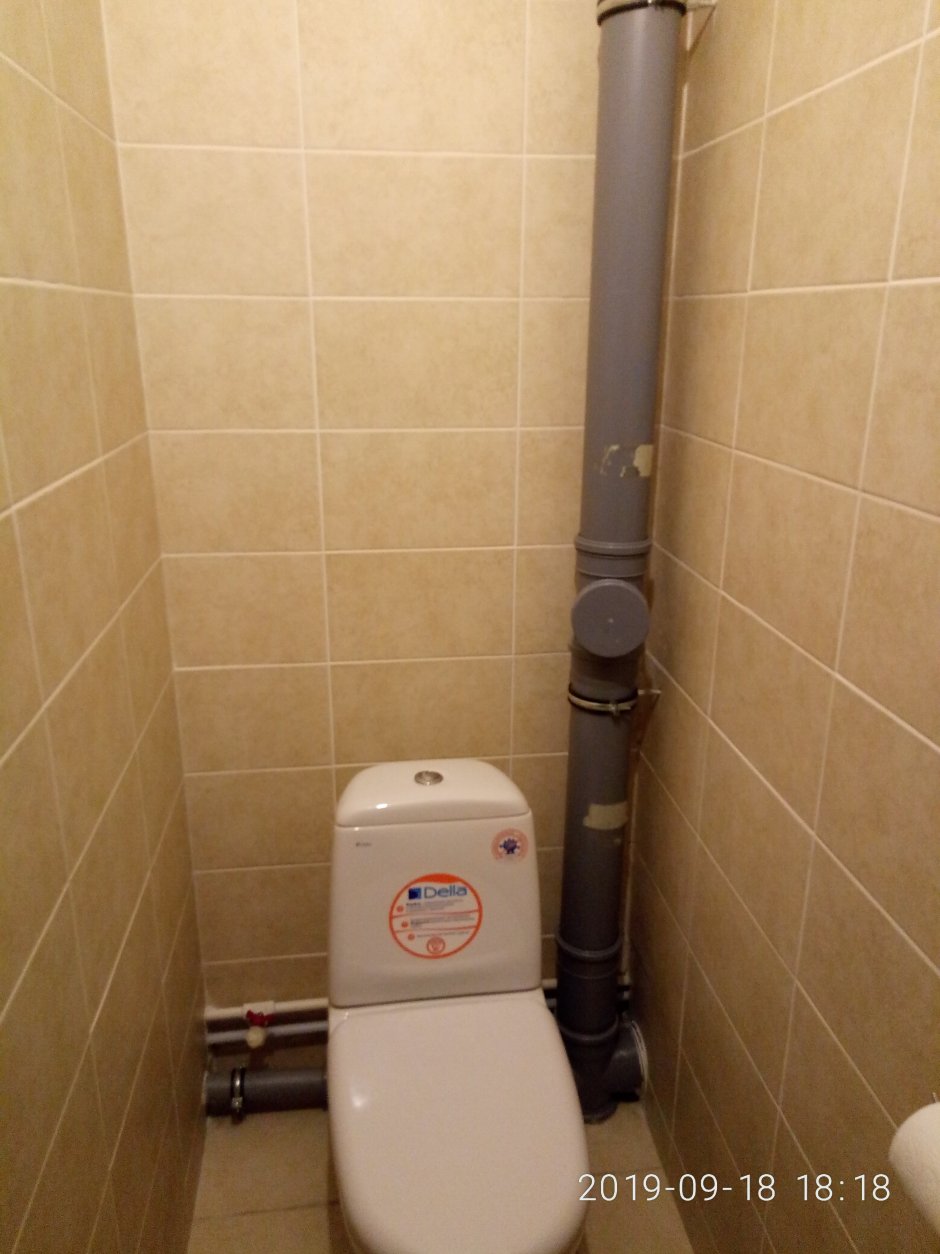 Трубы в туалете со съемными панелями