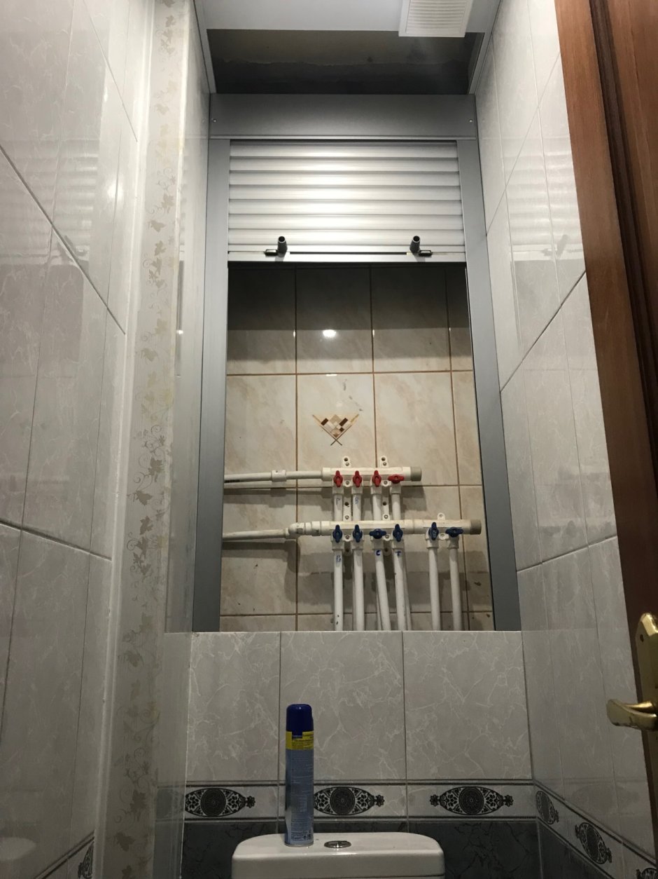 металлическая дверца для сантехнического шкафа в туалете