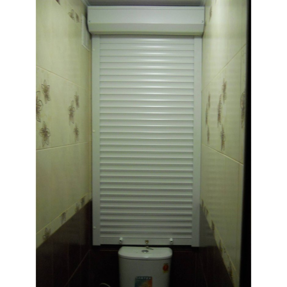 Рулонные шторы в туалете за унитазом