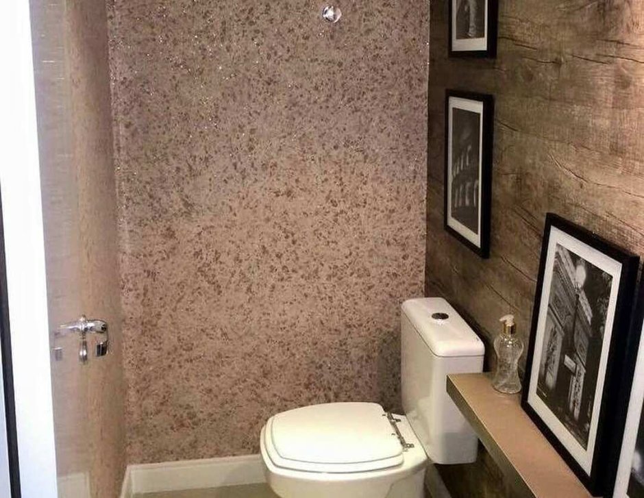 Туалет отделанный декоративной штукатуркой